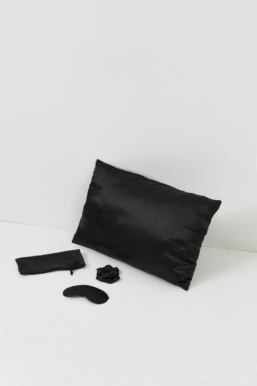 For You Home 5 li Uyku Gözlüklü Siyah Yastık kılıfı Seti  For You Home 5'li Uyku Gözlüklü Siyah Yastık kılıfı Seti