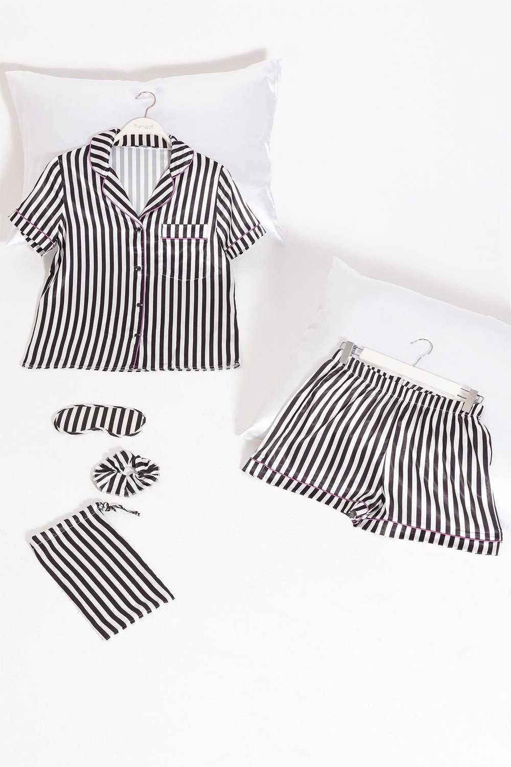 For You Moda 5'li Siyah Beyaz Çizgili Saten Pijama Şort Takım For You Moda 5'li Siyah Beyaz Çizgili Saten Pijama Şort Takım