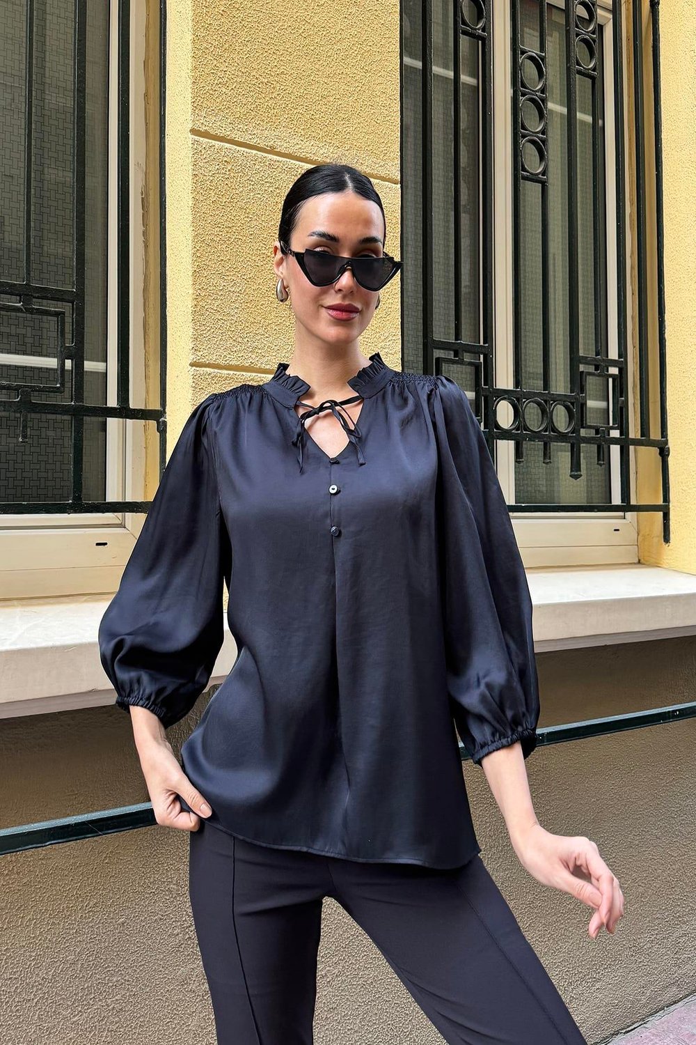 Now Moda Yaka Fırfır Detaylı Saten Siyah Gömlek Now Moda Yaka Fırfır Detaylı Saten Siyah Gömlek