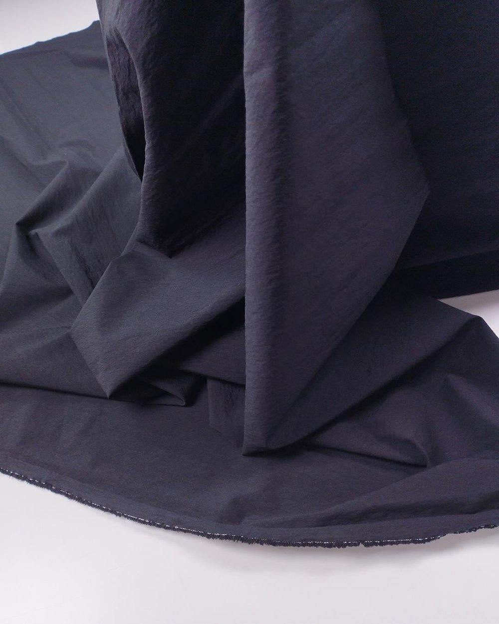 Siyah Paraşüt Kumaş Tok Duruşlu Hafif Teknik Dokulu 140x140cm