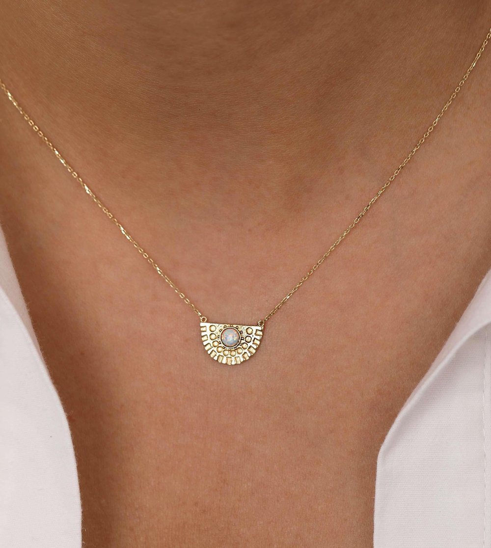 Opal Taşlı Yelpaze Kolye