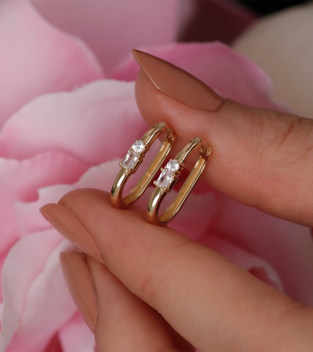 Taş Detaylı Oval Küpe