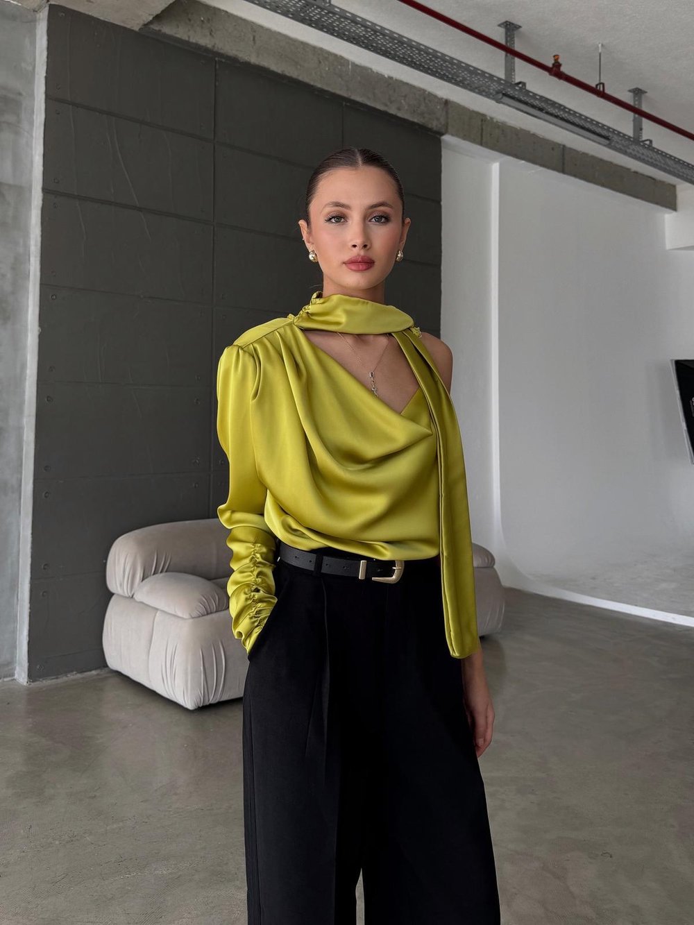 Calreth Tek Omuz Detay Fıstık Yeşili Saten Bluz