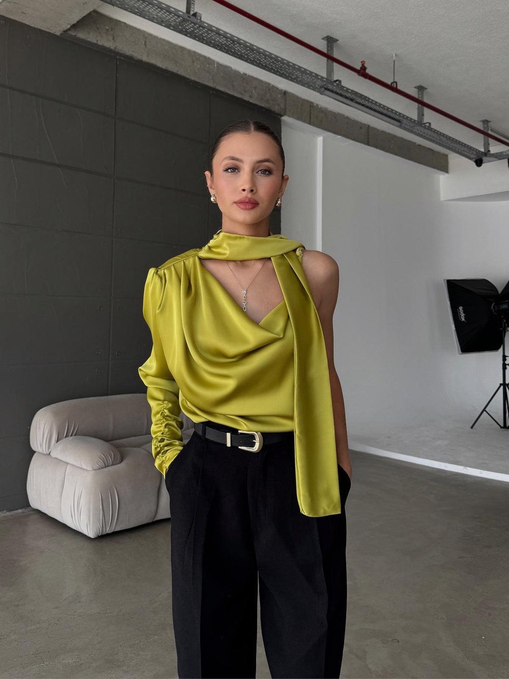 Calreth Tek Omuz Detay Fıstık Yeşili Saten Bluz