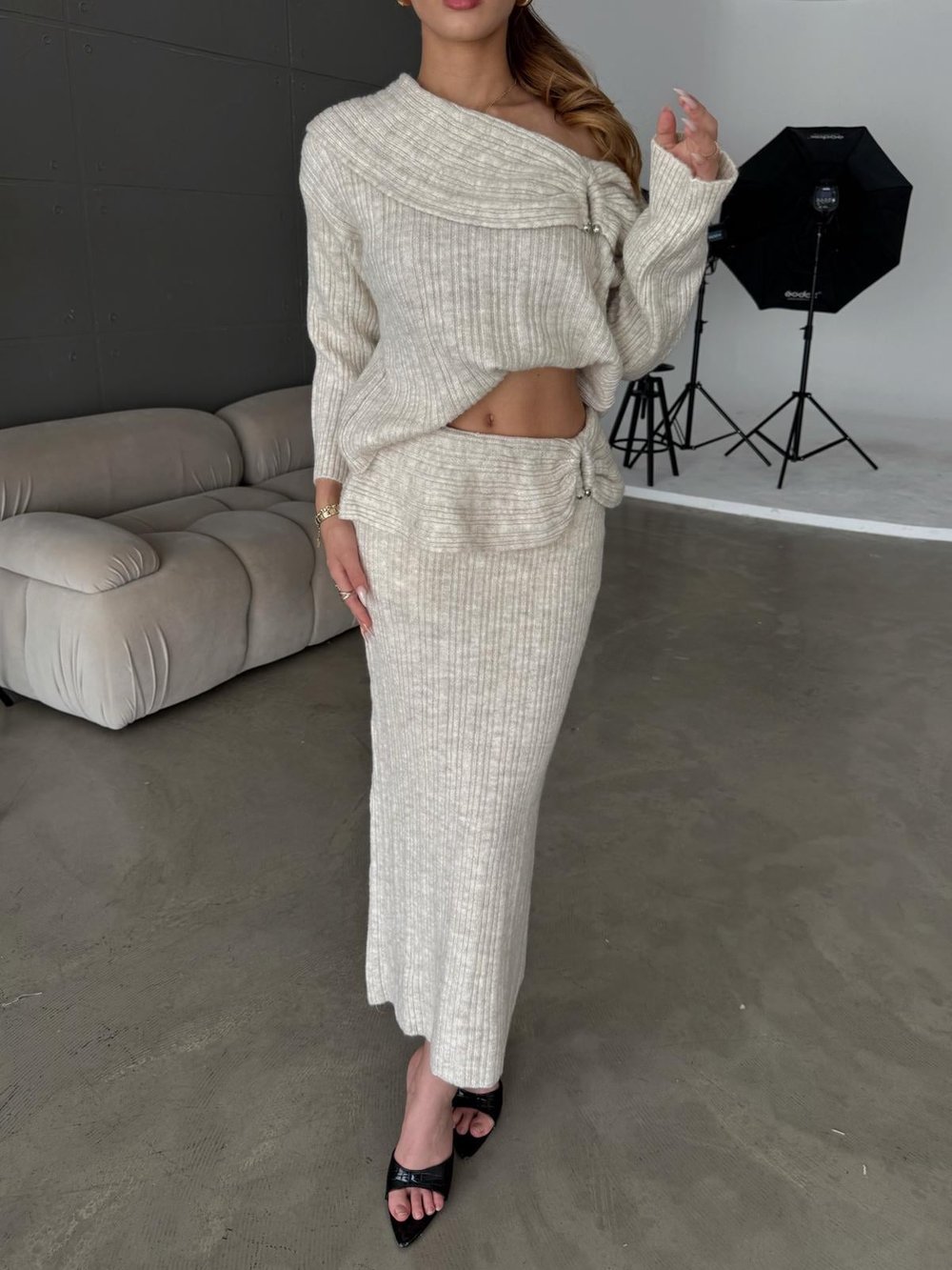 Layer Madonna Yaka Toka Detay Bej Etekli Triko Takım