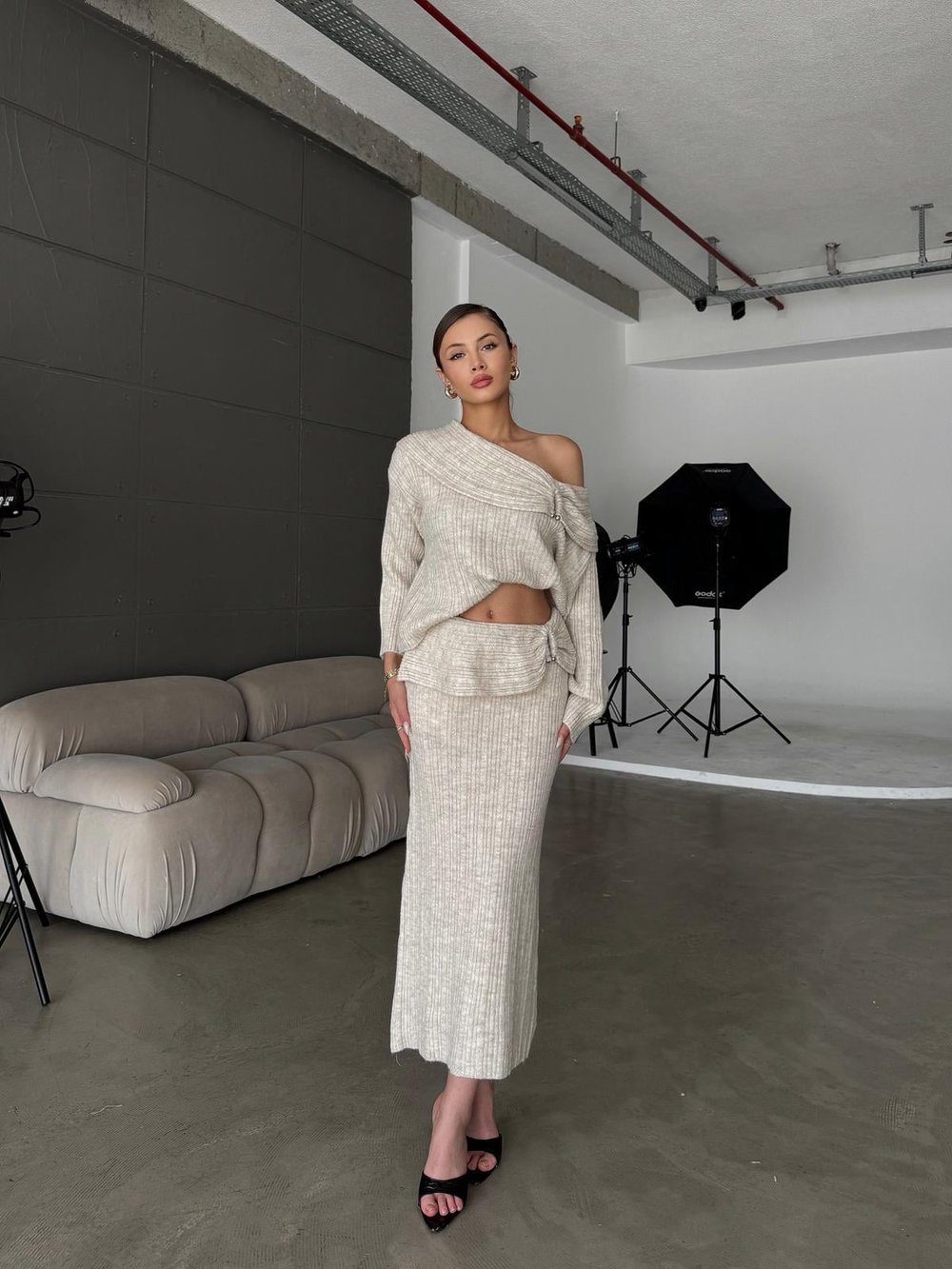 Layer Madonna Yaka Toka Detay Bej Etekli Triko Takım