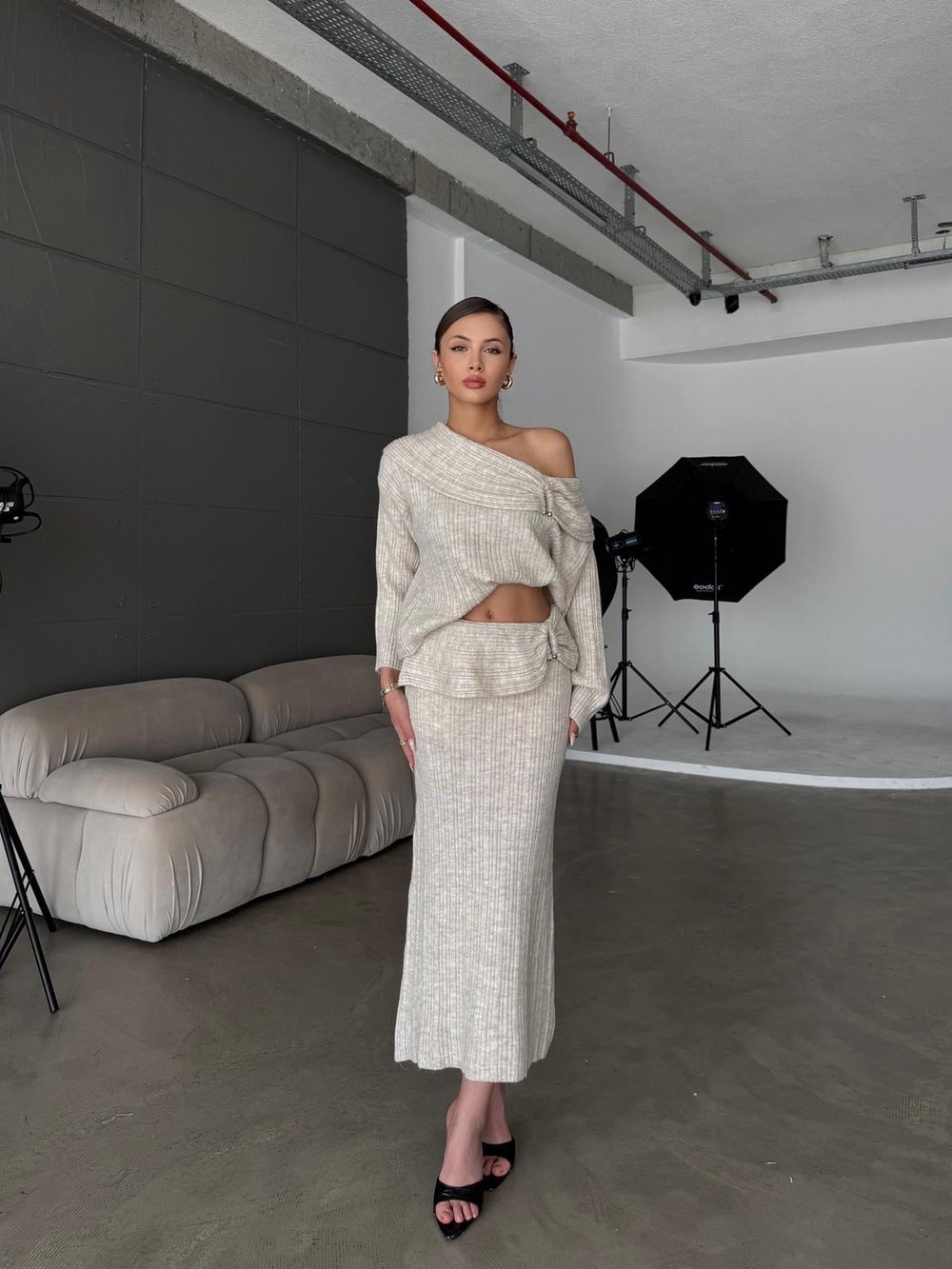 Layer Madonna Yaka Toka Detay Bej Etekli Triko Takım