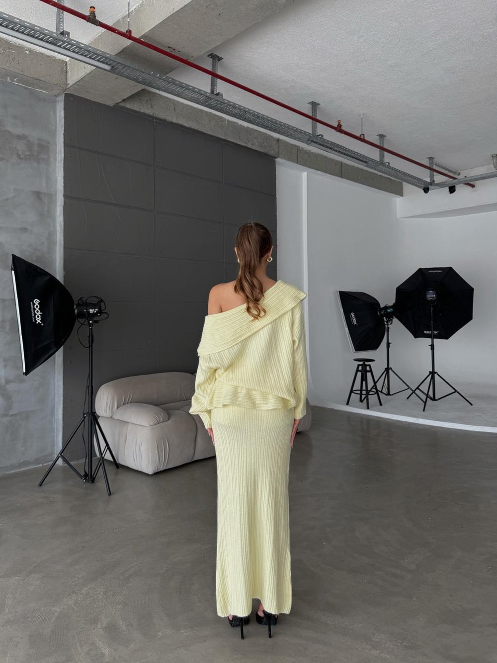 Layer Madonna Yaka Toka Detay Sarı Etekli Triko Takım