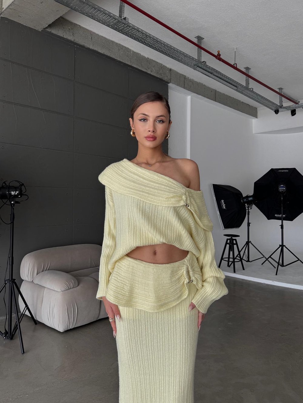 Layer Madonna Yaka Toka Detay Sarı Etekli Triko Takım