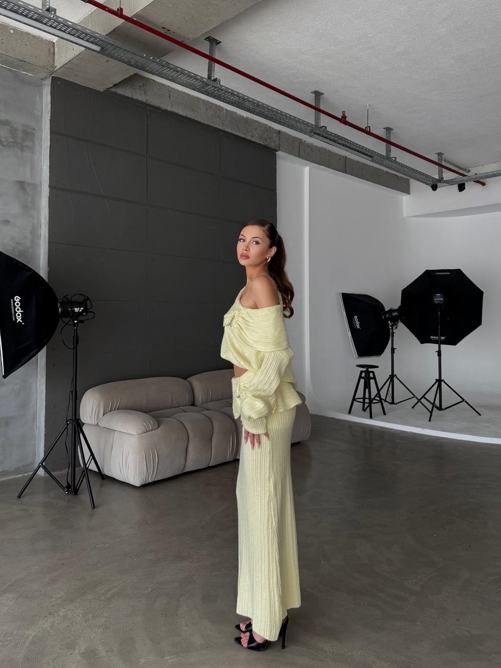 Layer Madonna Yaka Toka Detay Sarı Etekli Triko Takım