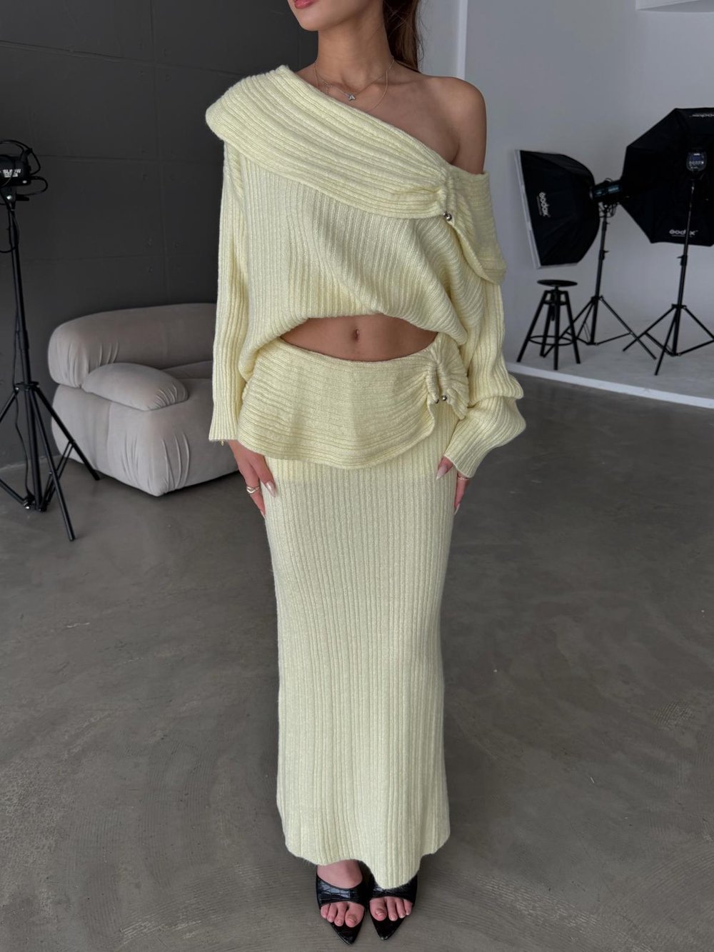 Layer Madonna Yaka Toka Detay Sarı Etekli Triko Takım