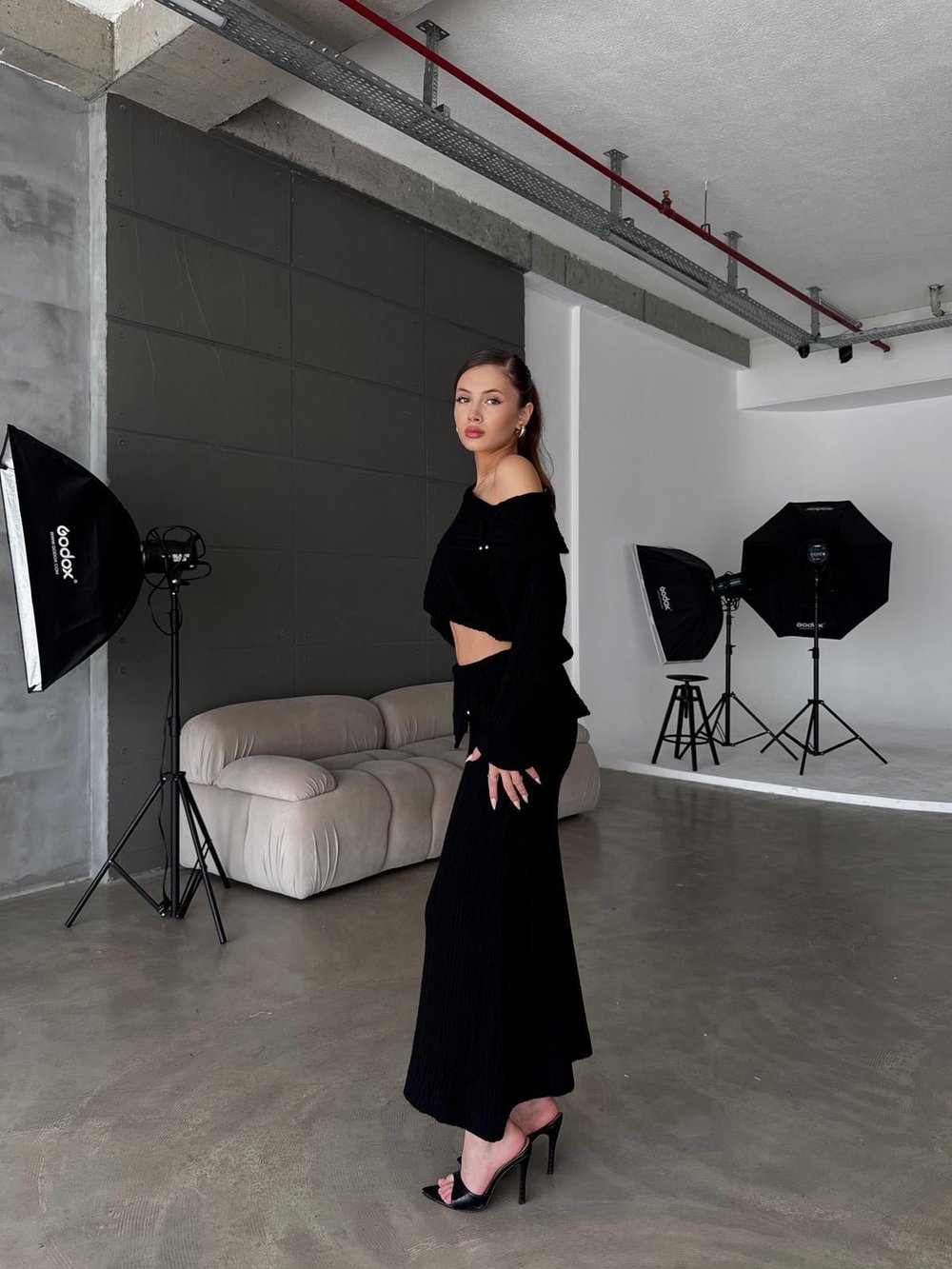 Layer Madonna Yaka Toka Detay Siyah Etekli Triko Takım