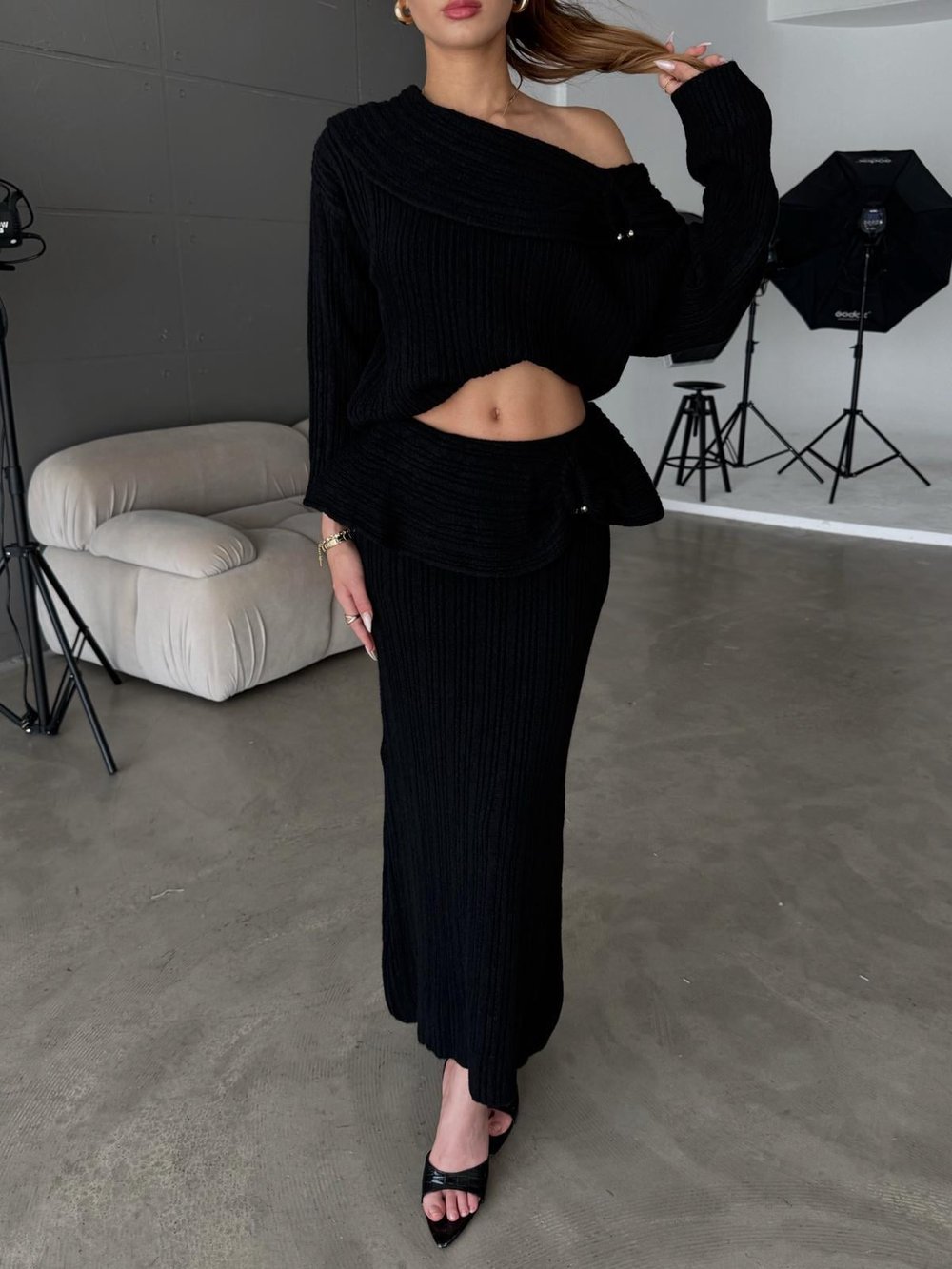 Layer Madonna Yaka Toka Detay Siyah Etekli Triko Takım