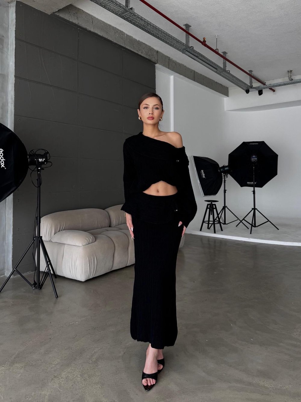 Layer Madonna Yaka Toka Detay Siyah Etekli Triko Takım