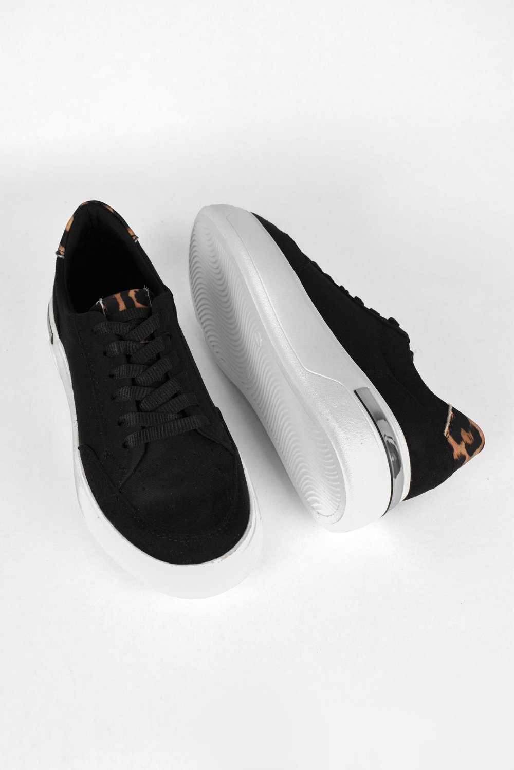 Kadın Bağcıklı Leopar ve Gümüş Detaylı Yüksek Taban Süet  Sneaker Ayakkabı -Siyah