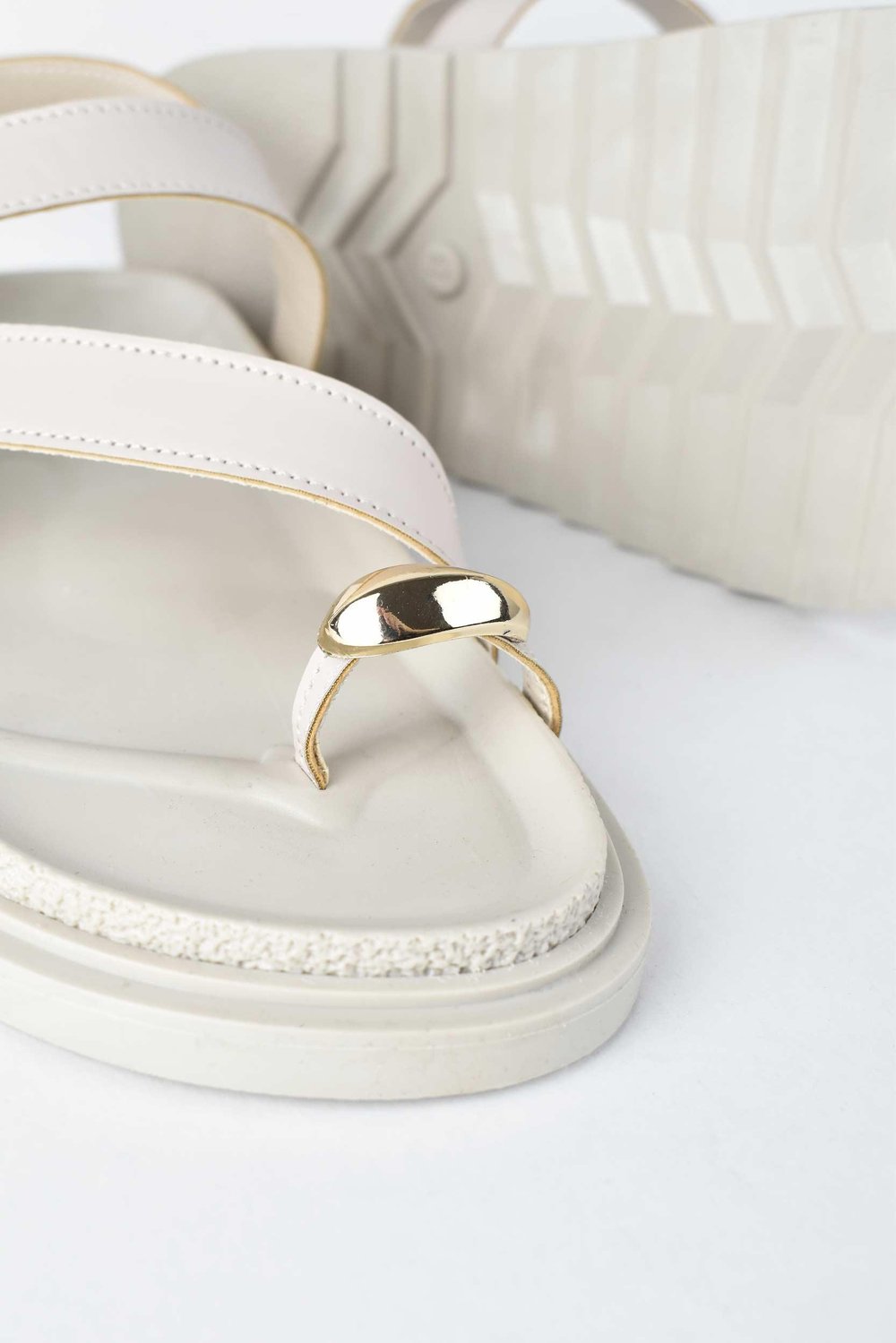 Kadın Gold Yüzük Detaylı Rahat Poli Taban Günlük Sandalet - Bej