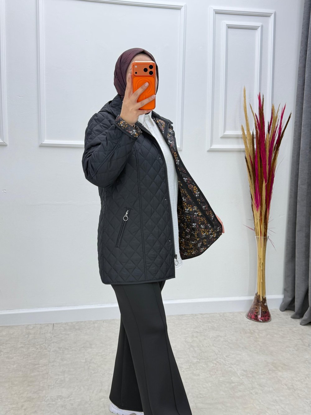 Siyah İçi Çiçek Desenli Kapitone Ceket