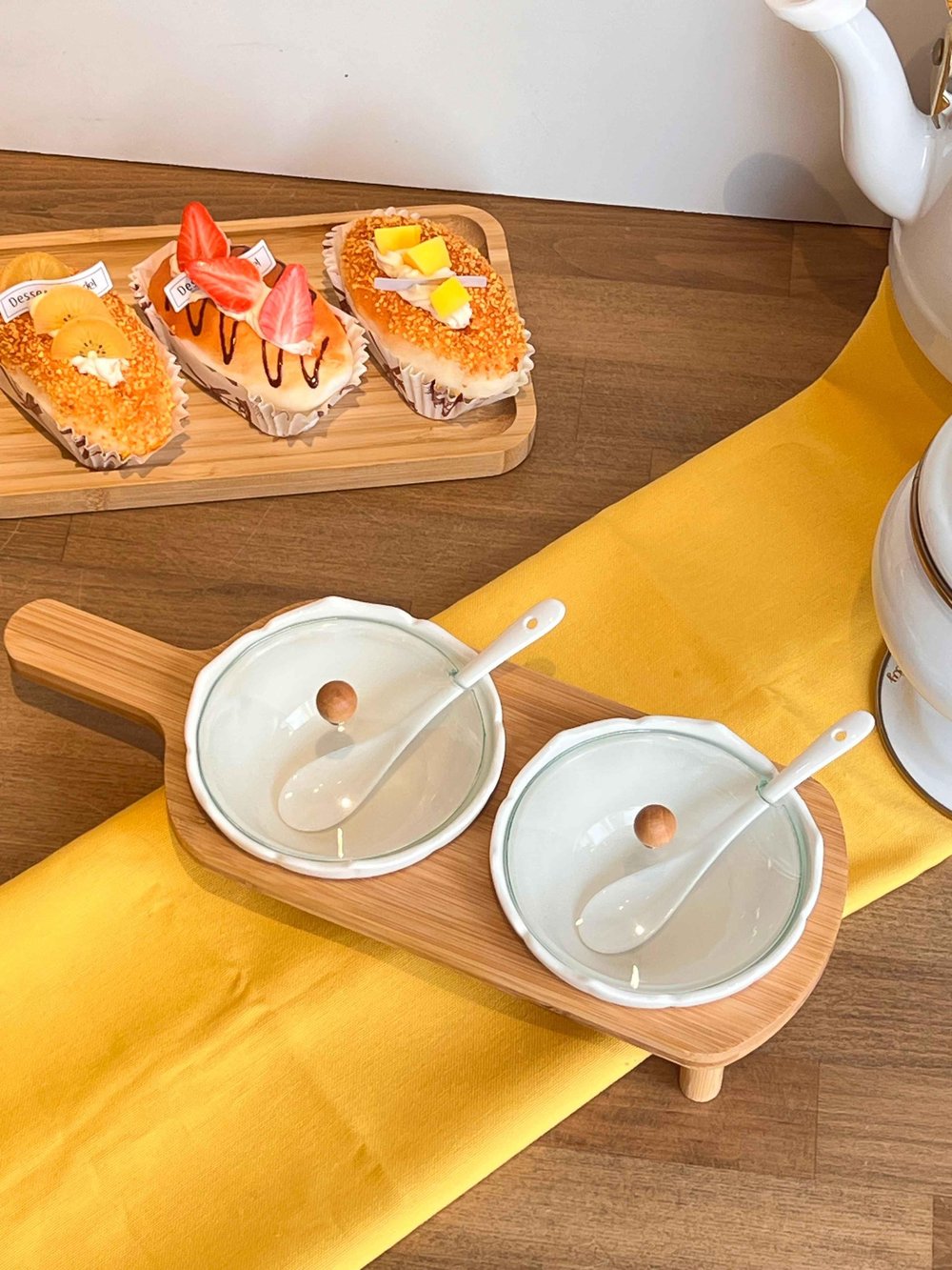 Bambu Standlı Cam Kapaklı ve Kaşıklı Porselen Reçellik Seti 7 Parça