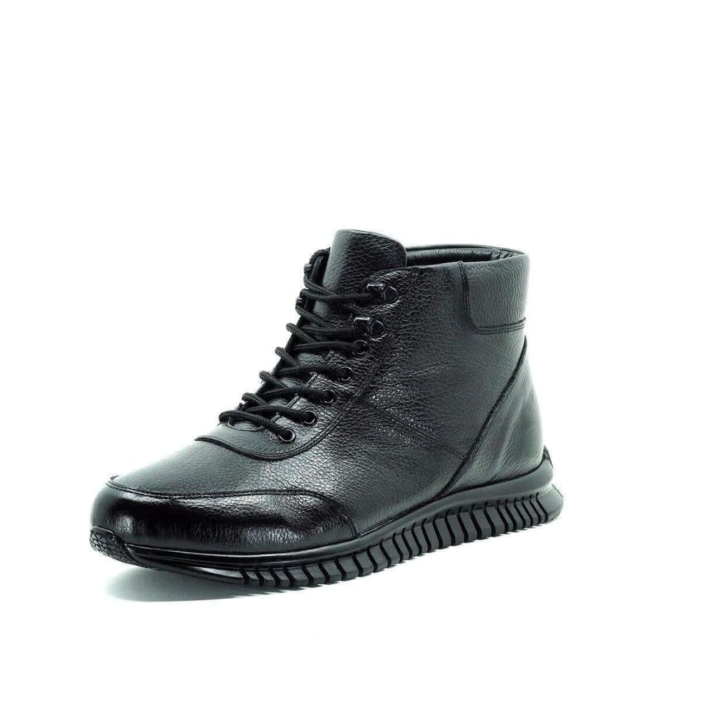 İriadam siyah erkek bot dış çapraz önden görünüm, 46 47 48 numara ve Extra H kalıp yapısıyla geniş ayaklara uygun