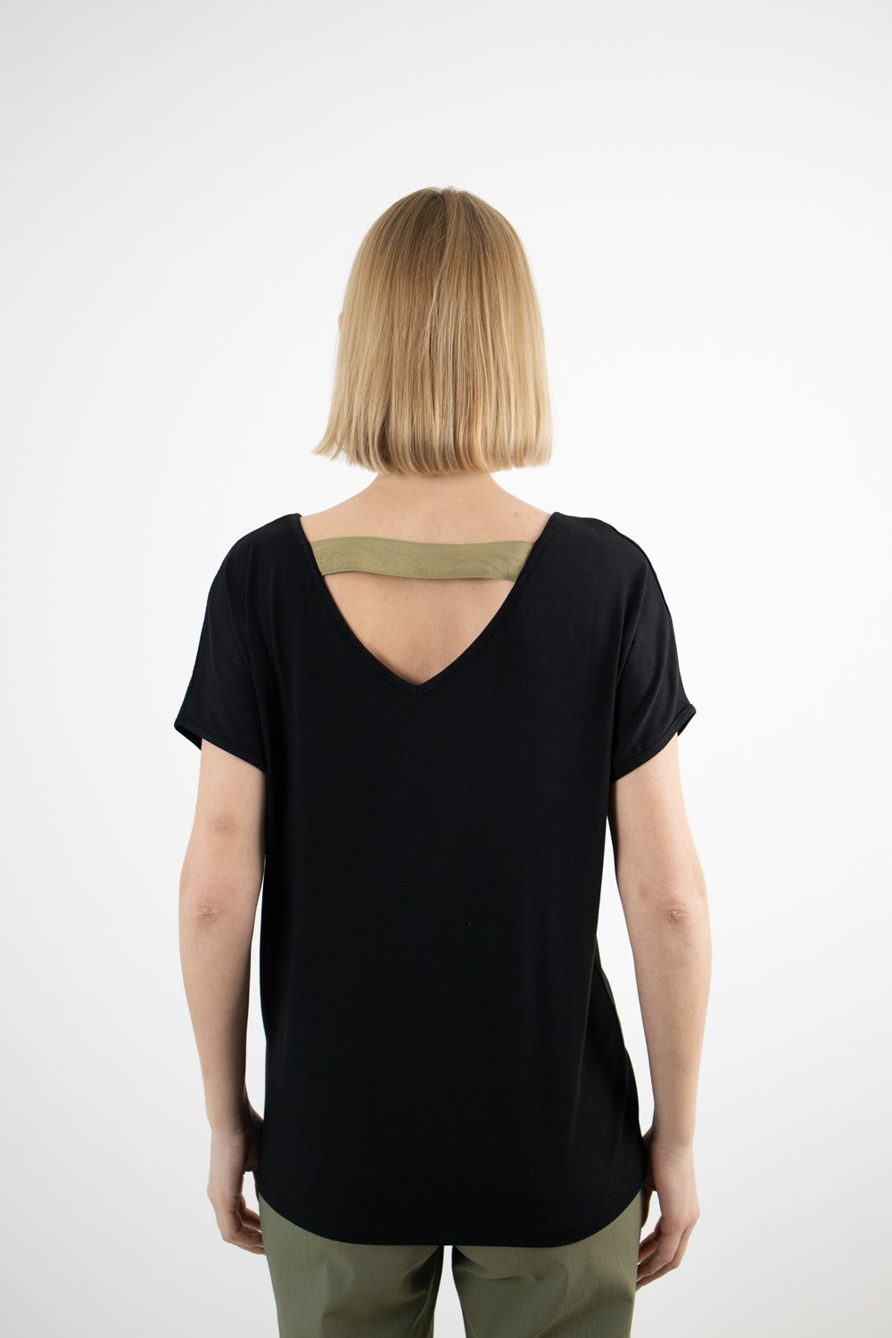 V Yaka Detaylı Taş Ve Baskı Desenli  Tshirt