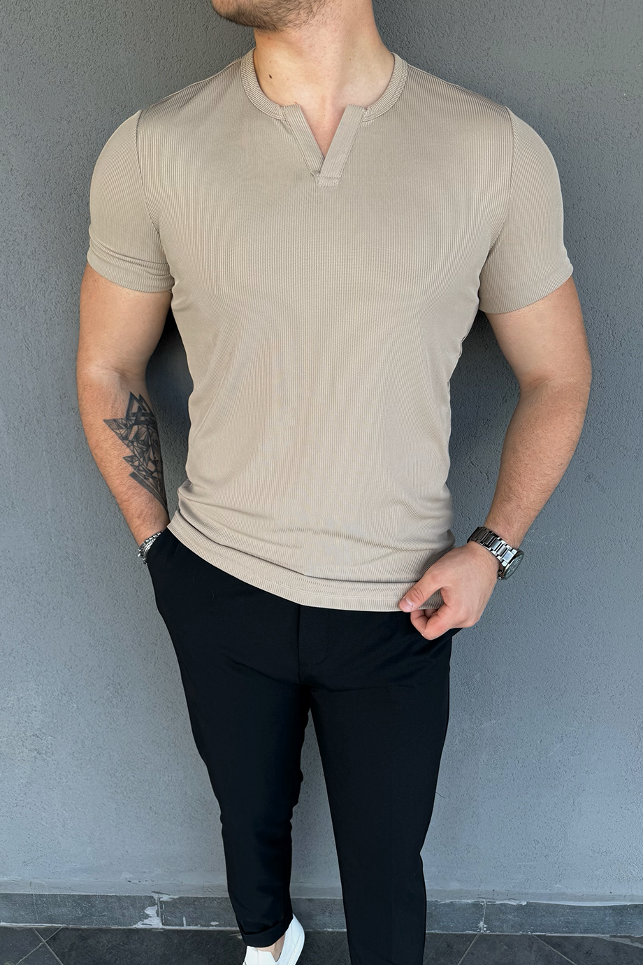 BEJ ÖZEL TASARIM V YAKA FİTİLLİ T-SHİRT