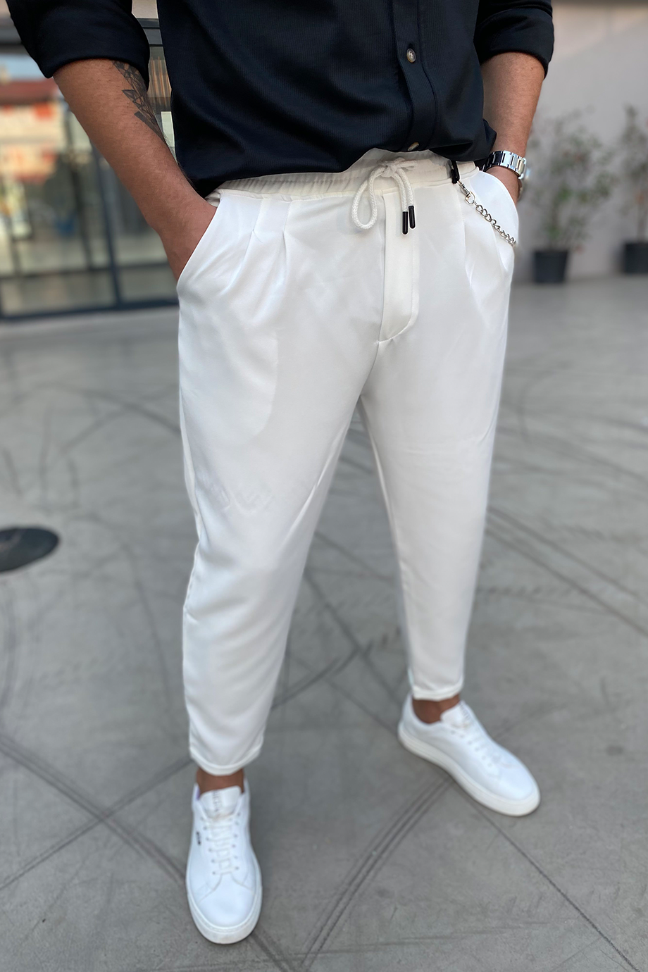 BEYAZ ZİNCİR DETAYLI RAHAT KALIP PANTALON