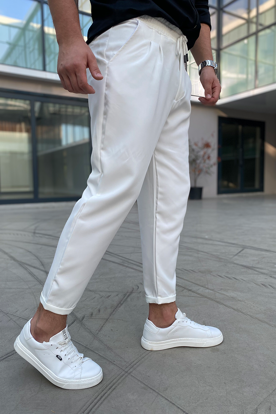BEYAZ ZİNCİR DETAYLI RAHAT KALIP PANTALON