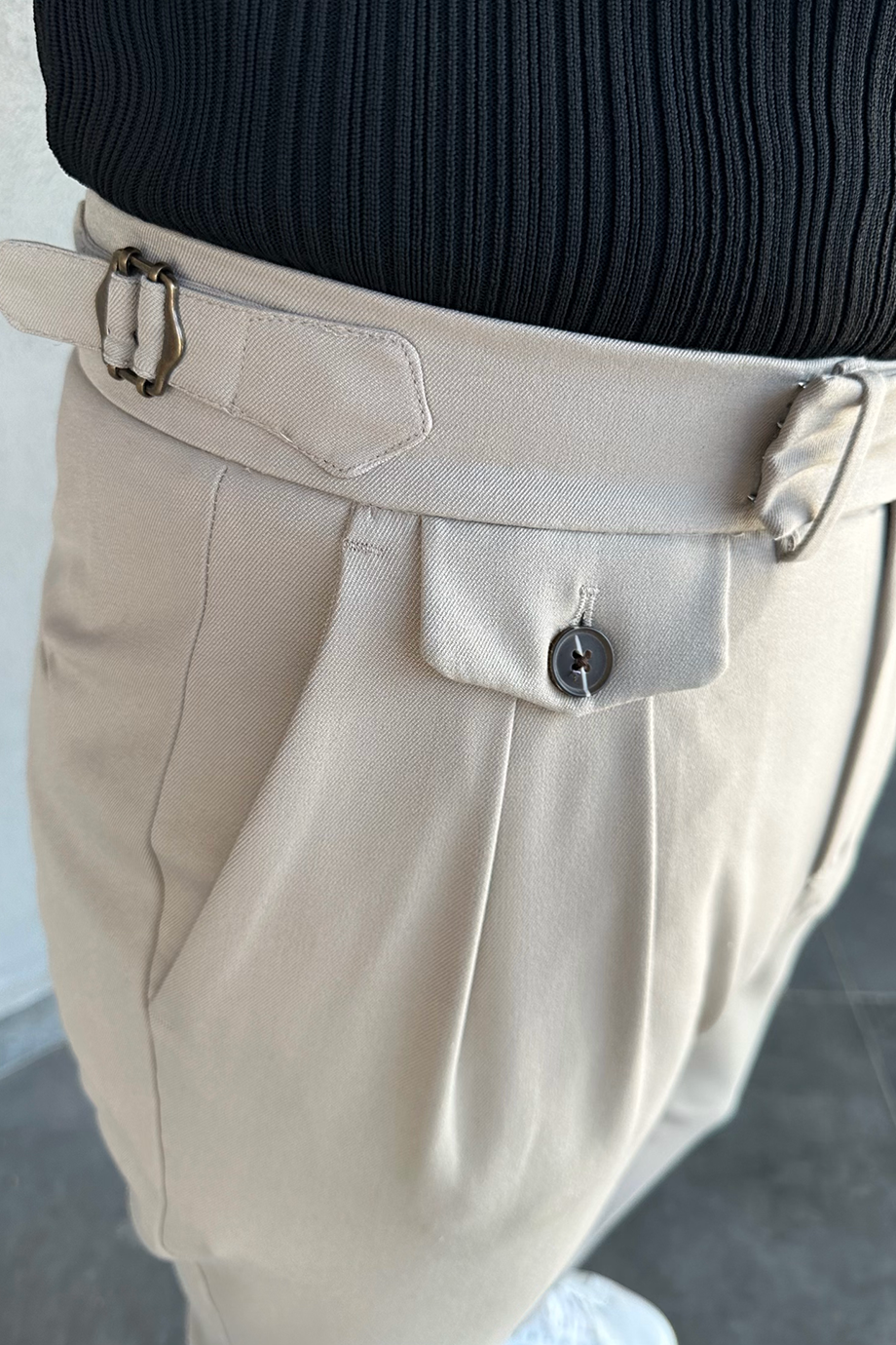 İTALYAN KESİM TOKA DETAYLI AÇIK BEJ PANTALON