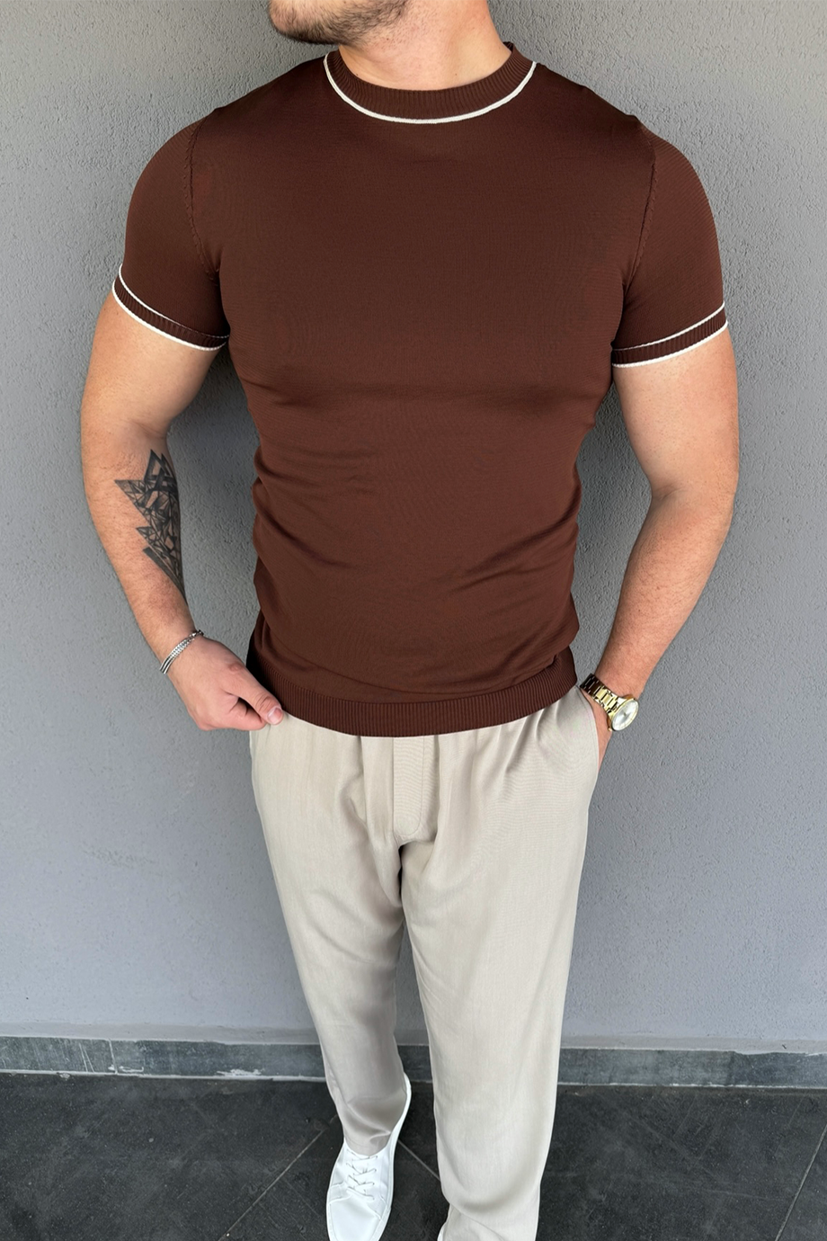 KAHVE SLİM-FİT BOYUN VE KOL ÇİZGİLİ TRİKO