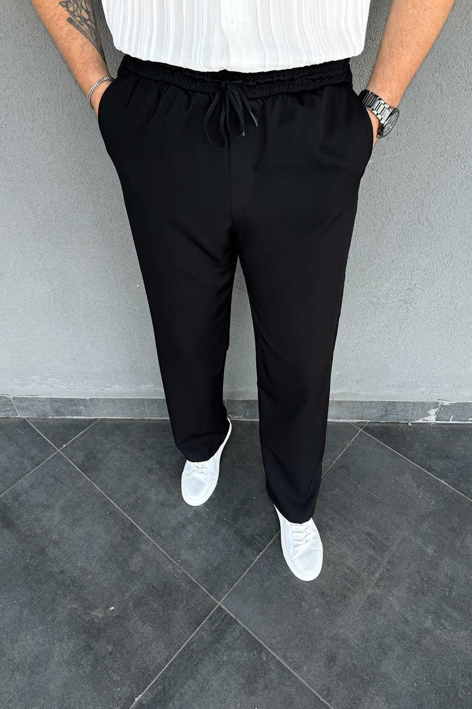 SİYAH PARAŞÜT KUMAŞ BEL KISMI BAĞLAMALI VE LASTİKLİ PANTALON