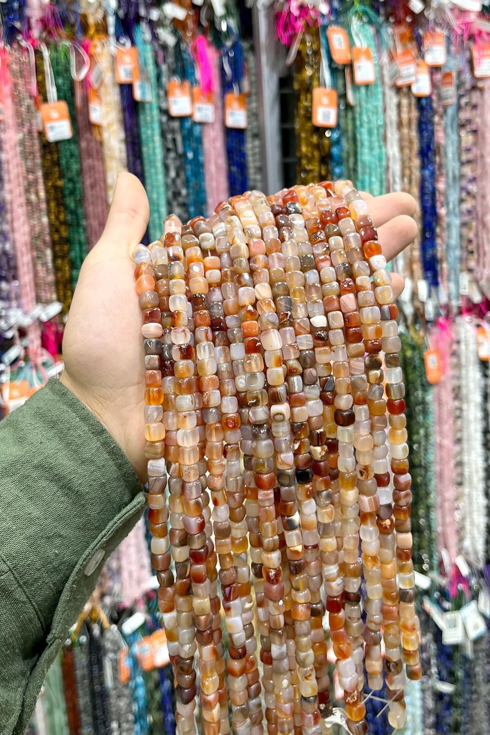 Akik Doğal Taş Parlak Beyaz-Kızıl Küp Kesim 8x8mm Dizi [AA]