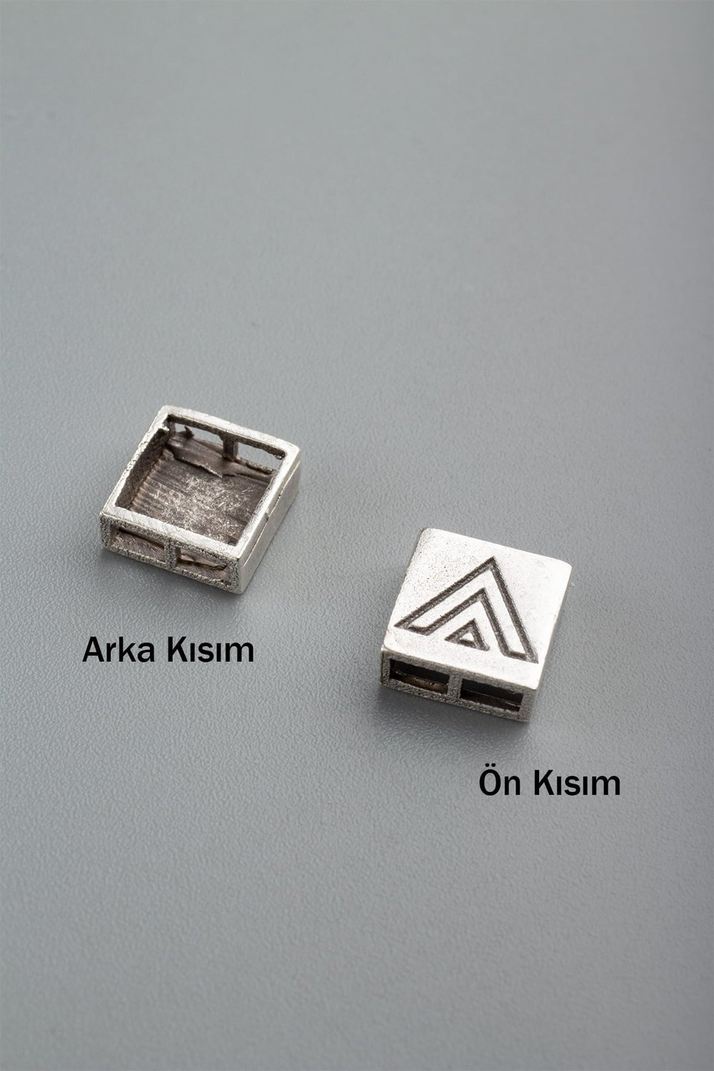 Antik Gümüş Kare Üçgen Desen Sembol Çift Delik 7mm Takı Aparatı - 5 Adet