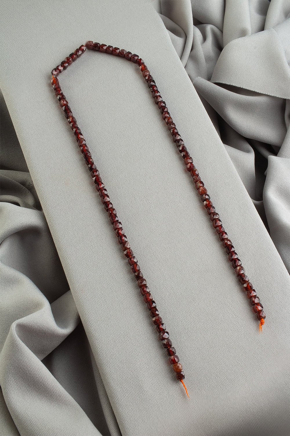 Garnet Doğal Taş Faset Küp Kesim 4x4mm Dizi