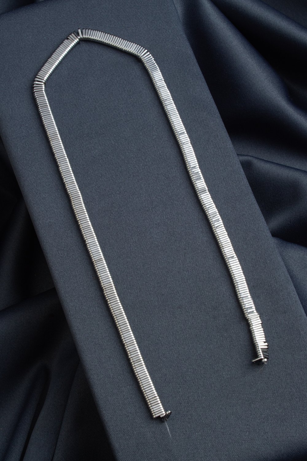Hematit Doğal Taş Gümüş Çift Delikli 6x1mm Dizi