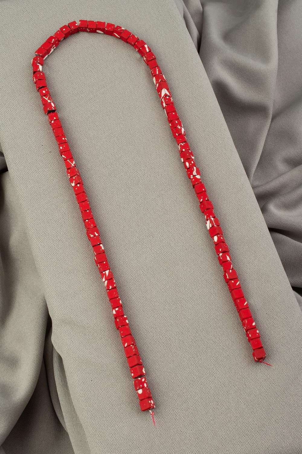 Hematit Doğal Taş Mat Benekli Kırmızı Küp Kesim 4x4mm Dizi [AA]