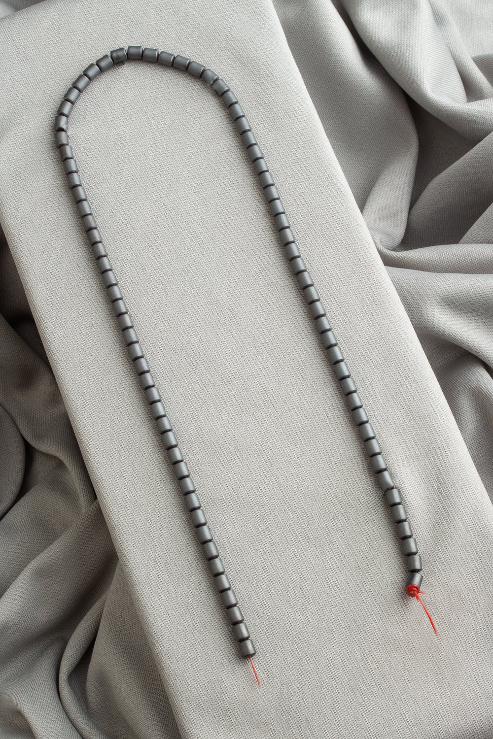 Hematit Doğal Taş Mat Gri Silindir 4x5mm Dizi