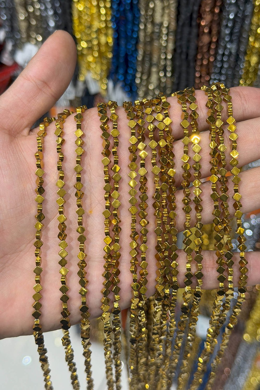 Hematit Doğal Taş Parlak Gold Yonca Kesim 4x4mm Dizi [AA]