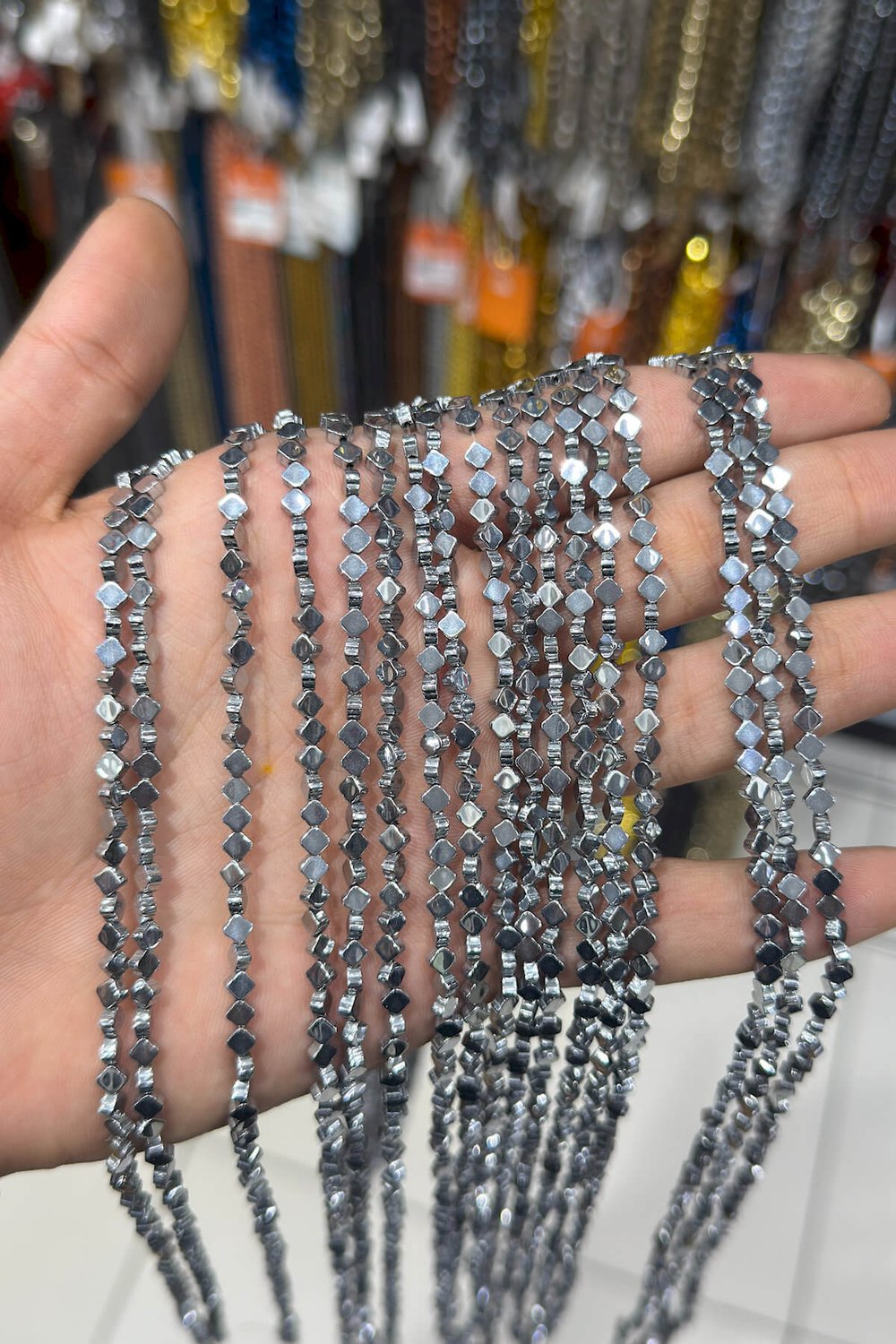 Hematit Doğal Taş Parlak Gümüş Yonca Kesim 4x4mm Dizi [AA]