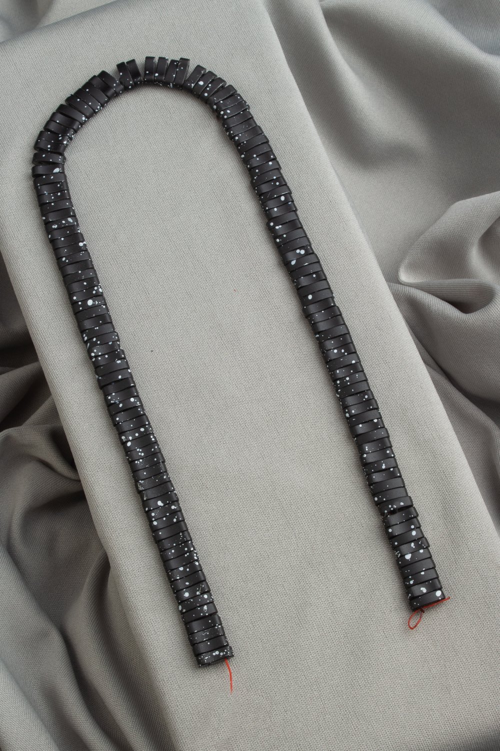 Hematit Doğal Taş Siyah Çift Delikli 3x10mm Dizi