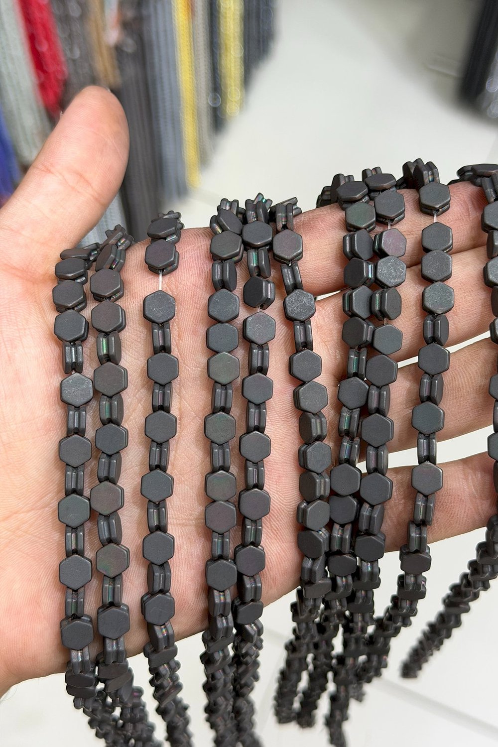 Hematit Taşı Altıgen Kanallı Kesim Mat Siyah 7x4mm Doğal Taş Dizi