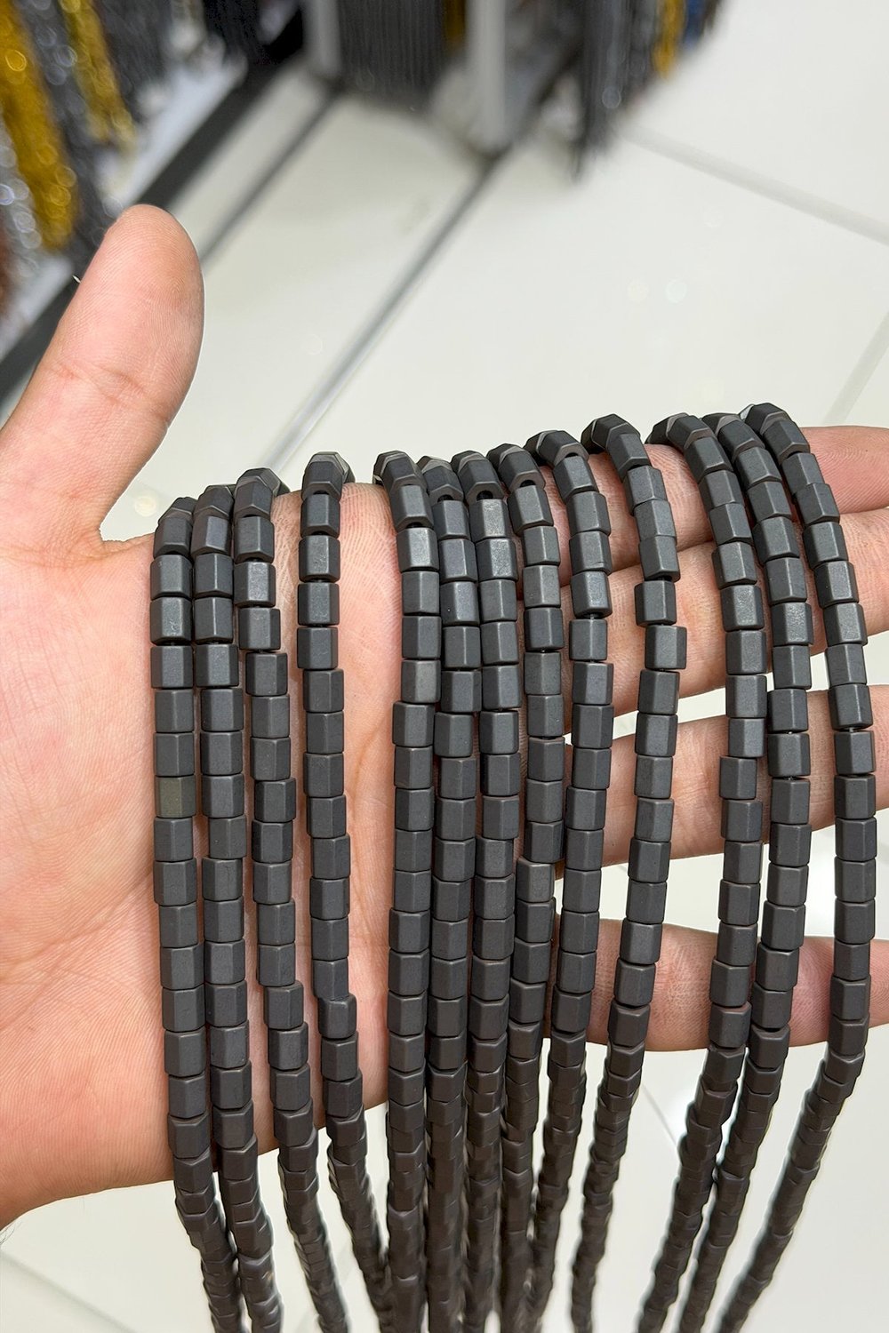 Hematit Taşı Altıgen Kesim Mat Siyah 6x6mm Doğal Taş Dizi