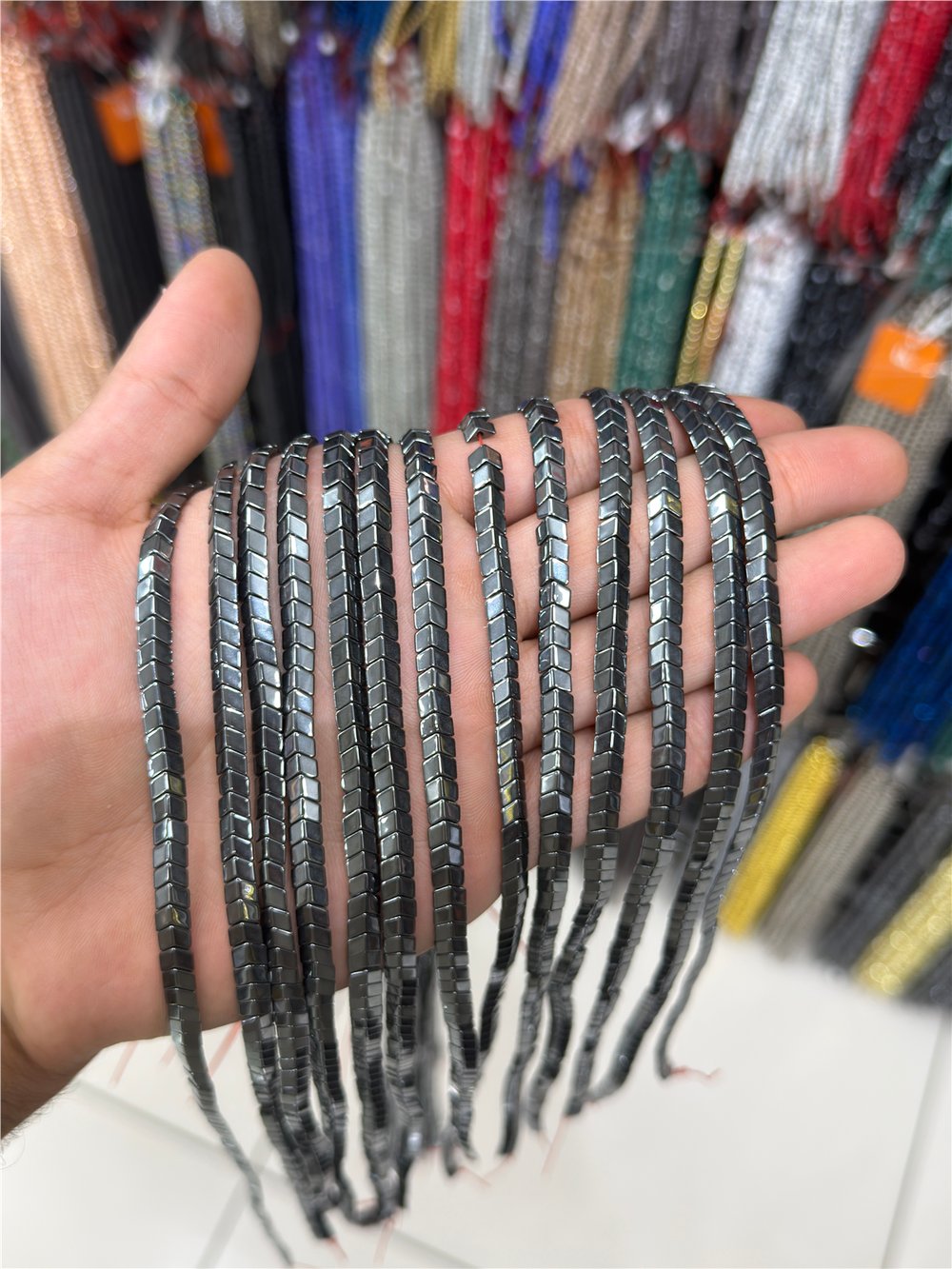 Hematit Taşı Bombeli Kesim Parlak Füme 6x3mm Doğal Taş Dizi