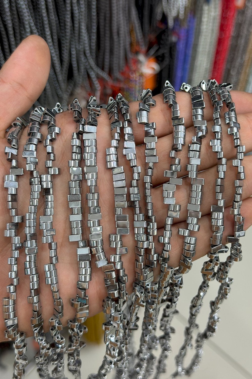Hematit Taşı Bombeli Kesim Parlak Gümüş 3x6mm Doğal Taş Dizi