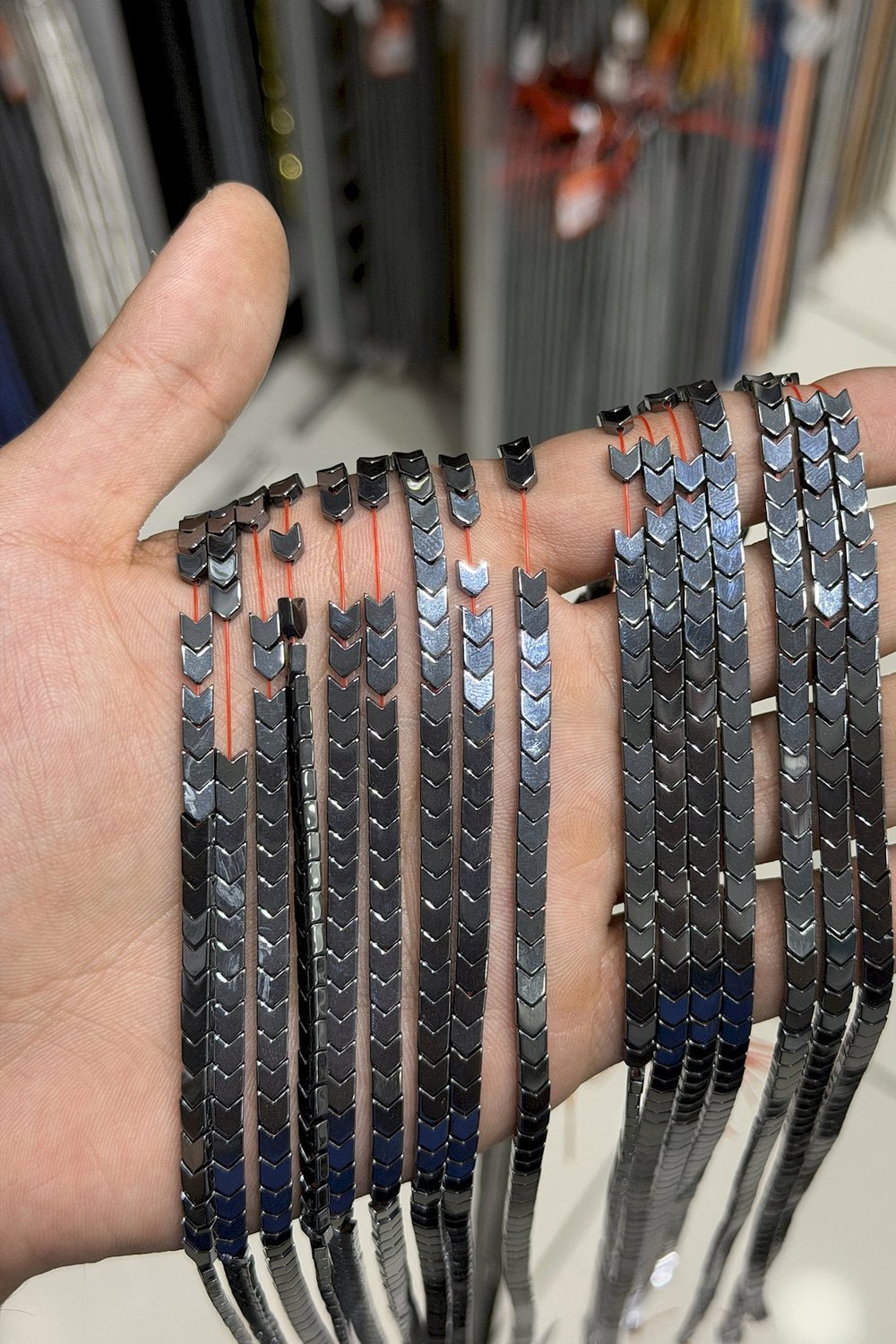 Hematit Taşı Çavuş Kesim Parlak Füme 4x4mm Doğal Taş Dizi