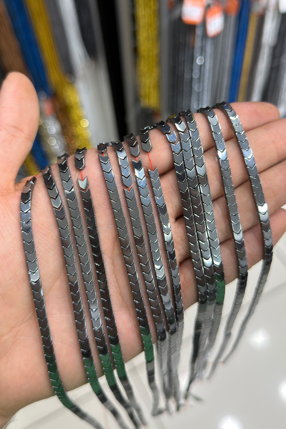 Hematit Taşı Çavuş Kesim Parlak Füme 4x4mm Doğal Taş Dizi
