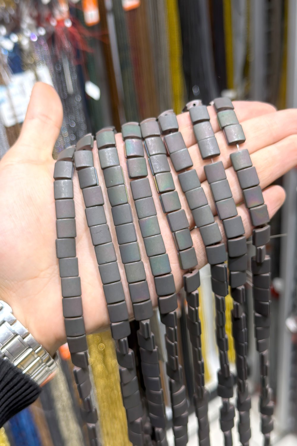 Hematit Taşı Kanallı Kare Bombeli Kesim 10x10mm- Mat Gri Doğal Taş Dizi