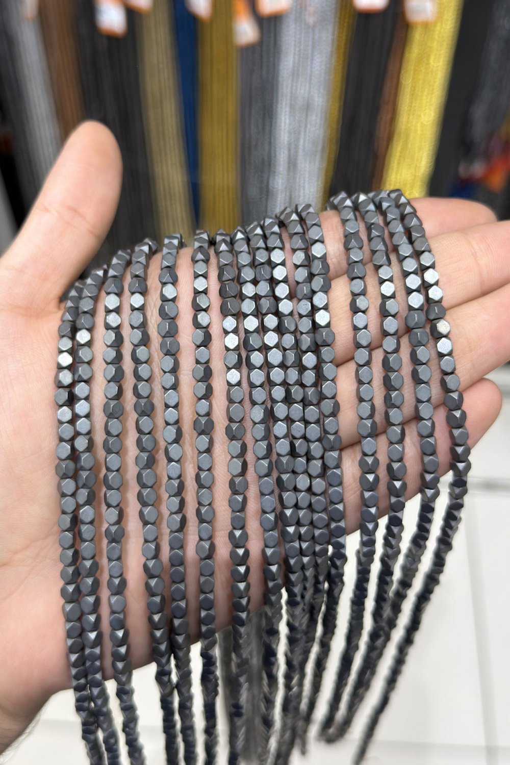 Hematit Taşı Küp Kesim Mat Gri 4x4mm Doğal Taş Dizi