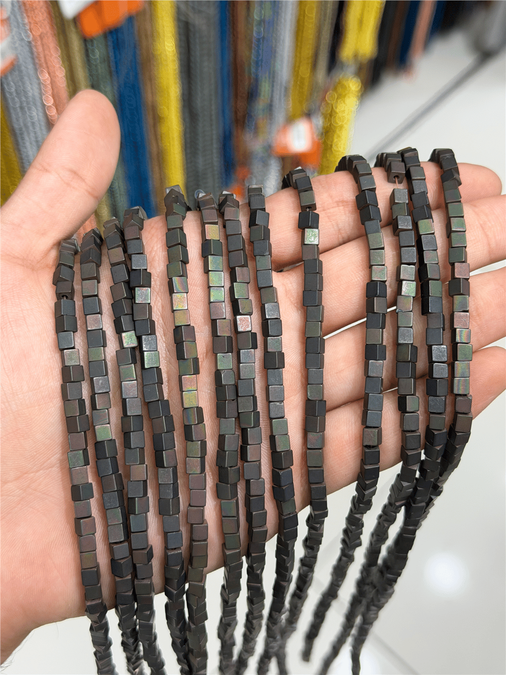 Hematit Taşı Küp Kesim Mat Siyah Gökkuşağı 4x4mm Doğal Taş Dizi