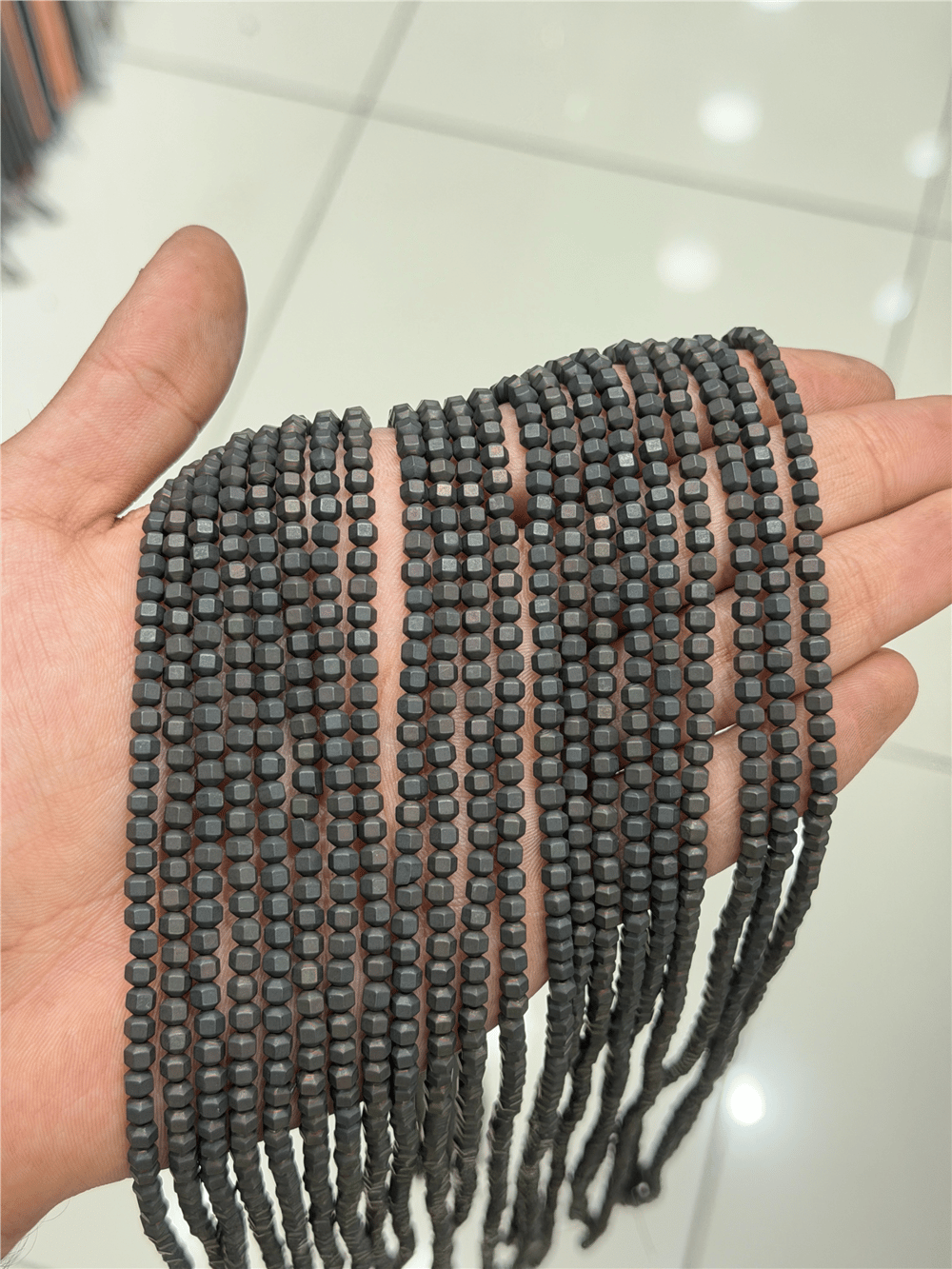Hematit Taşı Özel Kesim Mat Siyah 4x4mm Doğal Taş Dizi
