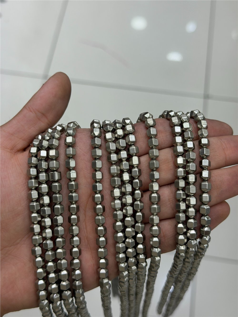 Hematit Taşı Özel Kesim Mat Titanyum 6x6mm Doğal Taş Dizi